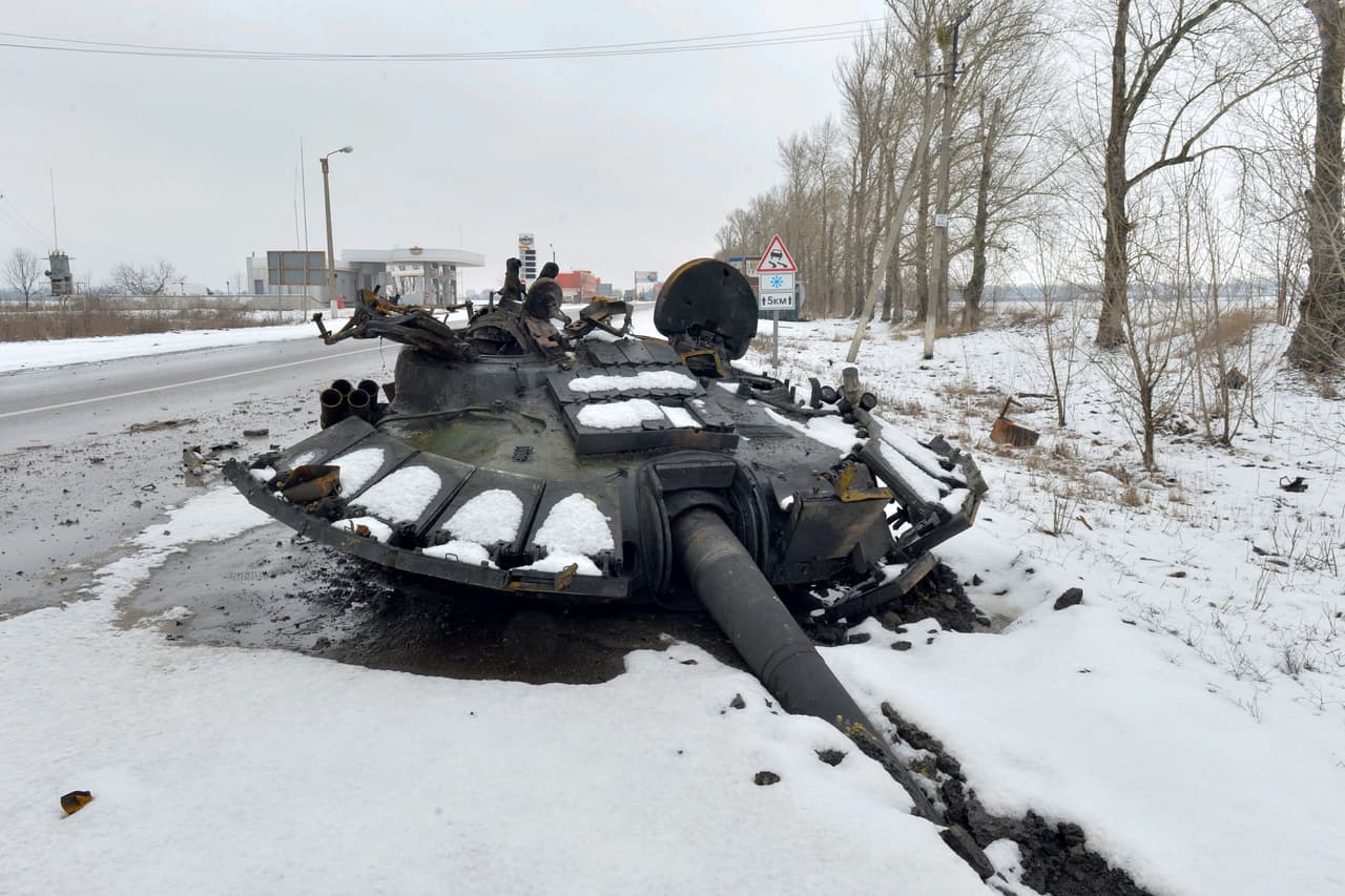 El fragmento de un tanque de guerra ruso destruido en las cercanías de Járkov. Este domingo autoridades de esa ciudad, la segunda más grande de Ucrania, informaron que tropas rusas habían entrado. Reportes en redes sociales documentan una fuerte resistencia.