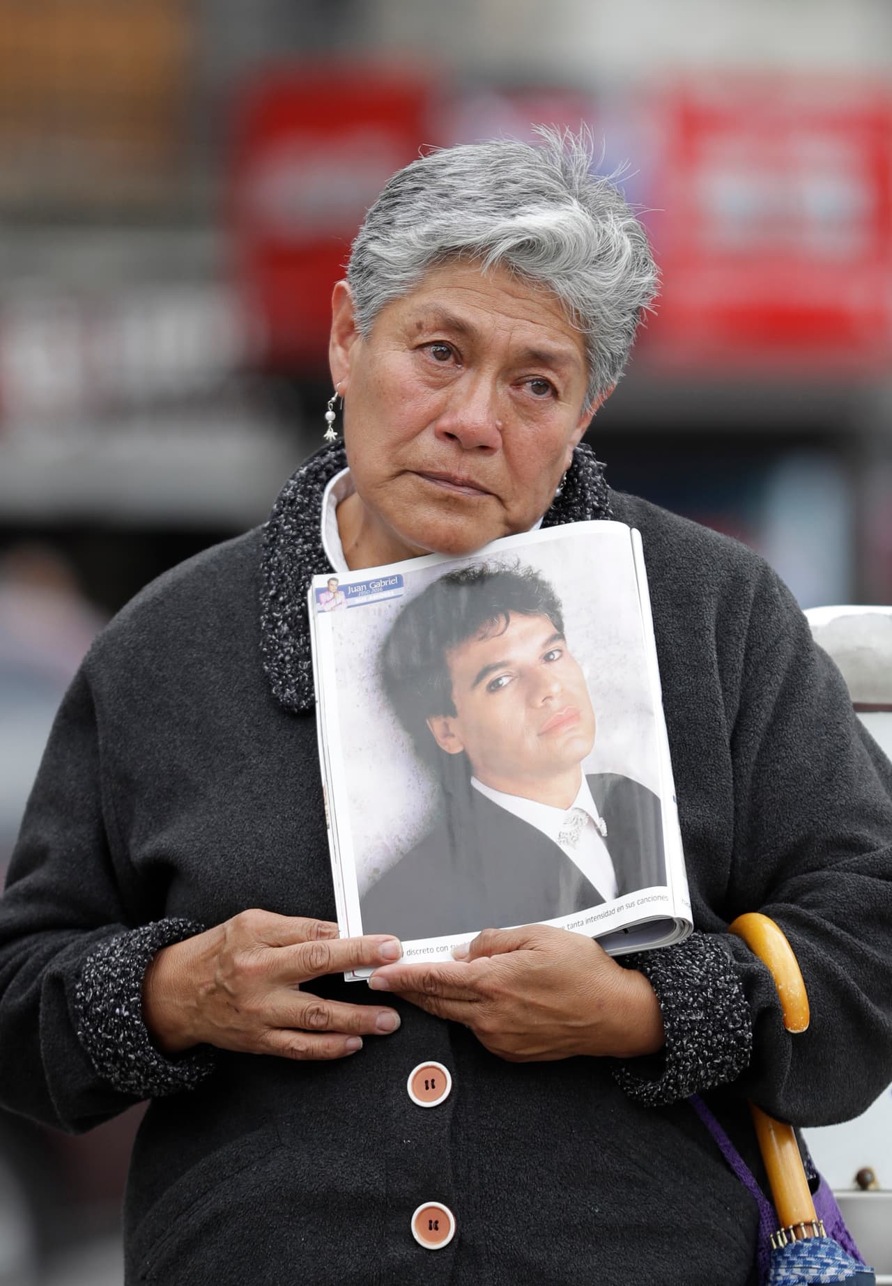 Con cariño y tristeza, esta mujer espera por Juan Gabriel en el máximo recinto cultural en México.
