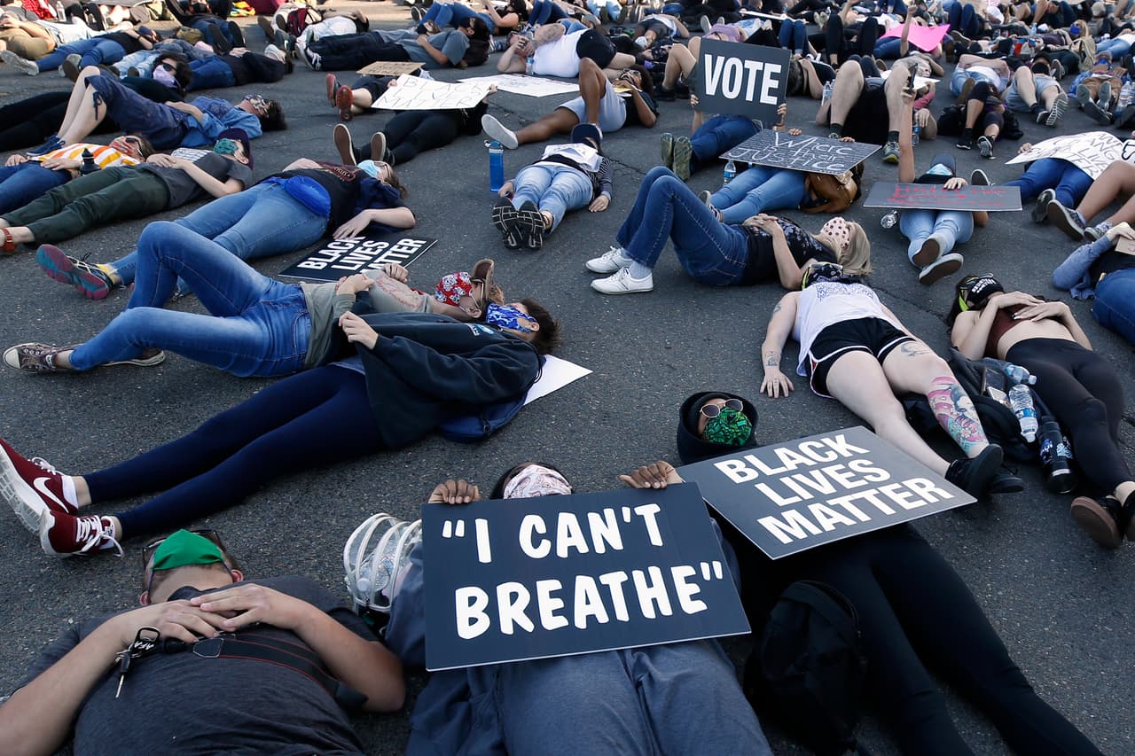 En la ciudad de Sacramento, los manifestantes protestaron en silencio, acostados por 8 minutos y 46 segundos, el mismo tiempo de agonía que sufrió George Floyd, durante su arresto, antes de morir.
<br>