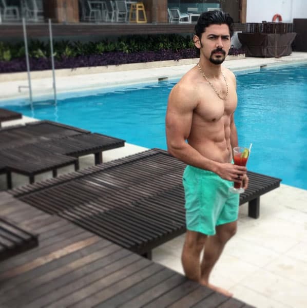 <b>Miguel Martínez</b> también fue un 
<b><a href="http://www.univision.com/programas/novelas/los-ninos-de-telenovela-que-ahora-provocan-suspiros-fotos">tierno niño de telenovela</a></b>, ahora es todo un galán a sus 26 y suena fuerte para quedarse en 'Hijas de la luna'.