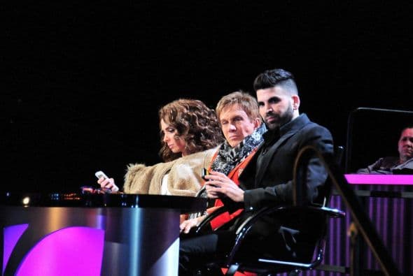 En los tiempos muertos, Lupita, Osmel y Jomari estaban atentos a sus celulares, seguro publicando algo en las redes sociales.