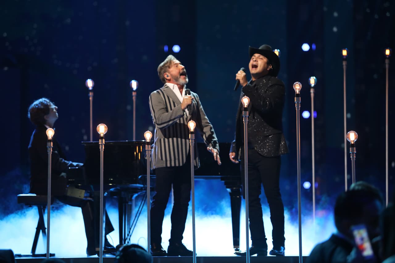 Por su parte, Julión Álvarez y Ricardo Montaner sorprendieron con un increíble dueto. Juntos cantaron 'Afuera está lloviendo' y 'Me va a extrañar'.