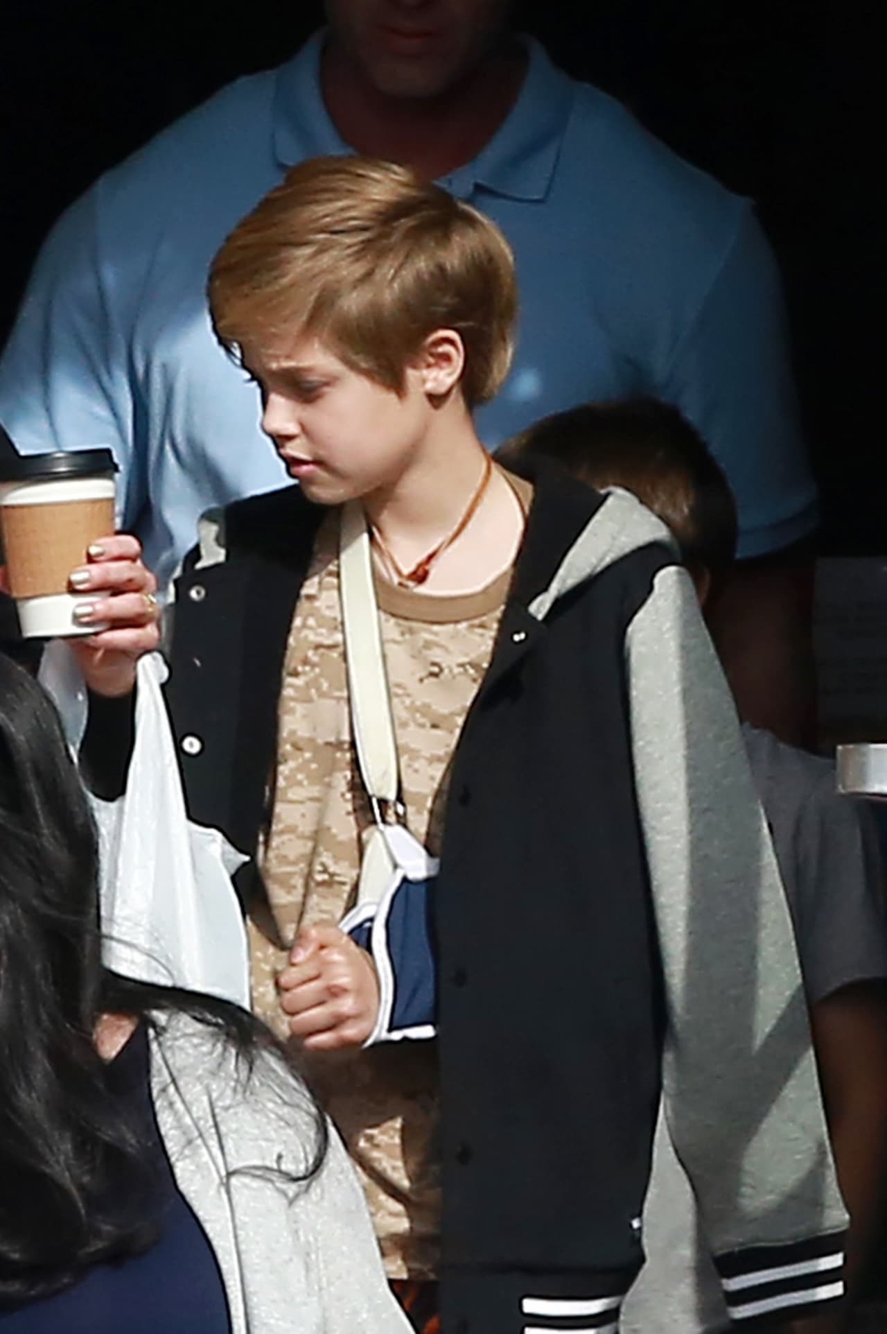 Y a un día de verla en público, los fotógrafos captaron a su hija Shiloh Jolie-Pitt saliendo de una tienda en Los Ángeles junto a sus guardaespaldas.