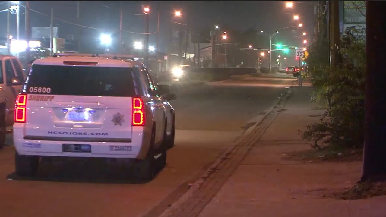 Después de atropellar al hombre, el sospechoso identificado como Caiden Frazier escapó de la escena, pero minutos después fue arrestado por oficiales que estaban fuera de servicio.