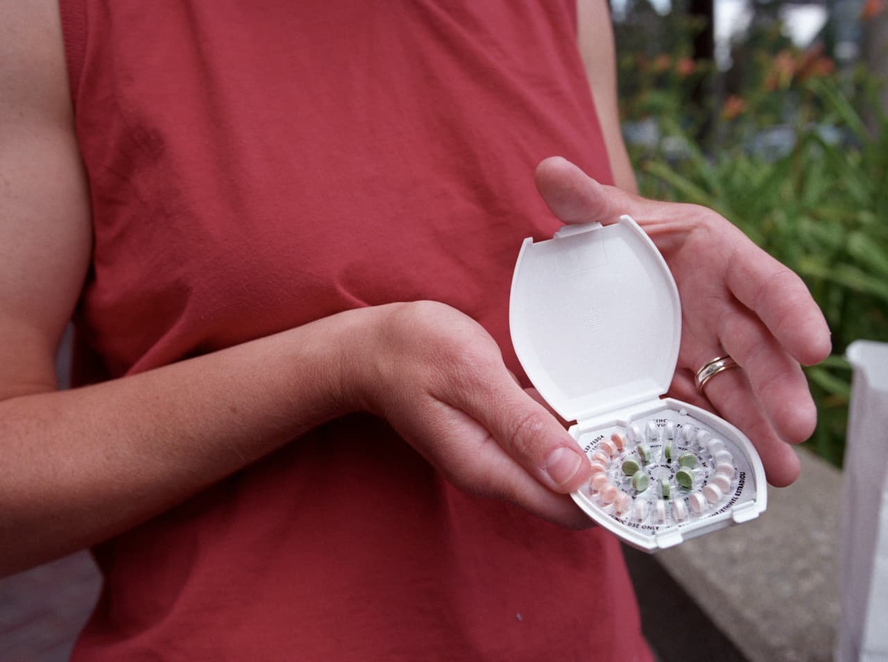 <b>¿Cómo puedo obtener los anticonceptivos?</b>
<br>Las mujeres en Illinois podrán obtener anticonceptivos hormonales directamente de los farmacéuticos, 
<b>sin primero visitar a los médicos</b>, bajo el proyecto de ley firmado el jueves por Pritzker. La ley abarca anticonceptivos hormonales, incluyendo píldoras, parches y anillos vaginales, a partir de enero de 2022. 
<b><i>El seguro de salud aún debe cubrir el control de la natalidad dispensado por los farmacéuticos, bajo la ley.</i></b>