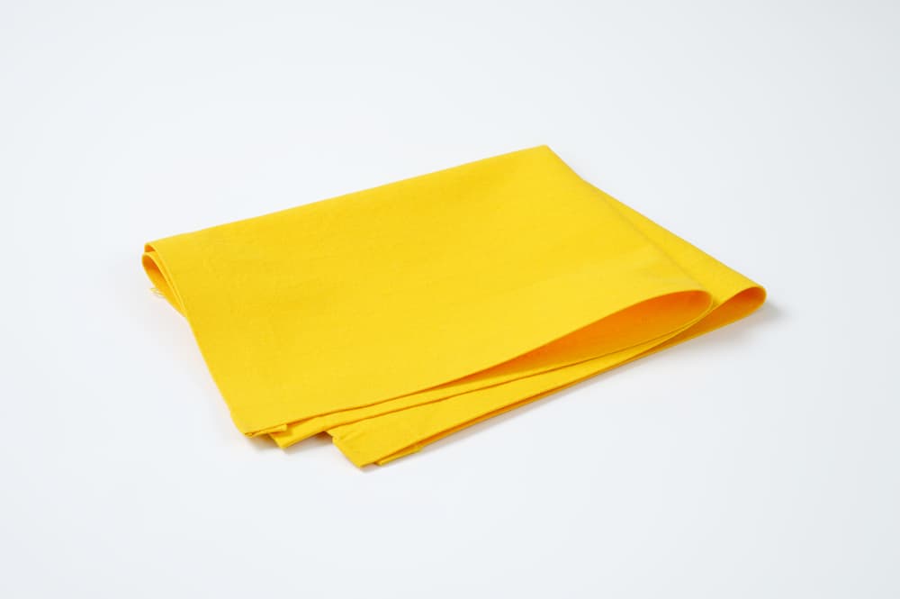 Busca un pequeño pañuelo o trapo amarillo donde guardarás varios ingredientes. El amarillo se relaciona con el Sol y te brindará paz y protección. Un pañuelo rosa también simboliza espiritualidad y tranquilidad.