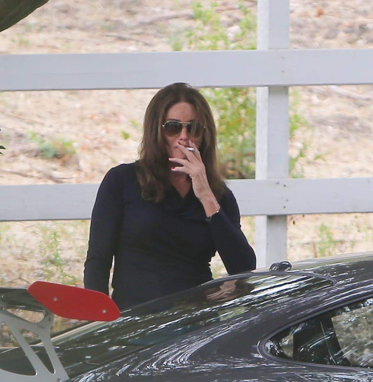Caitlyn iba solito por las carreteras.