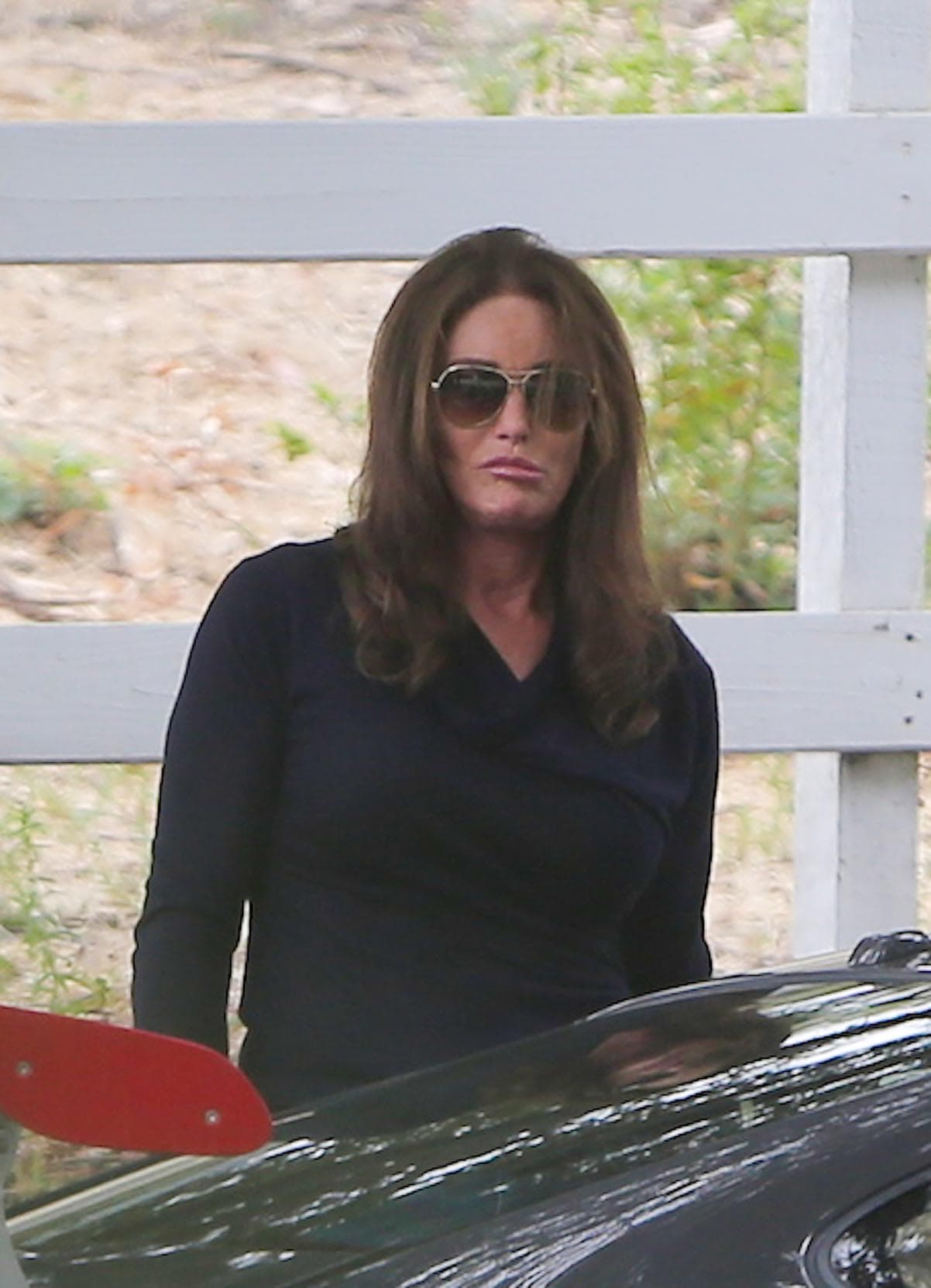 Soltando humo y observando al fotógrafo hacer su trabajo.