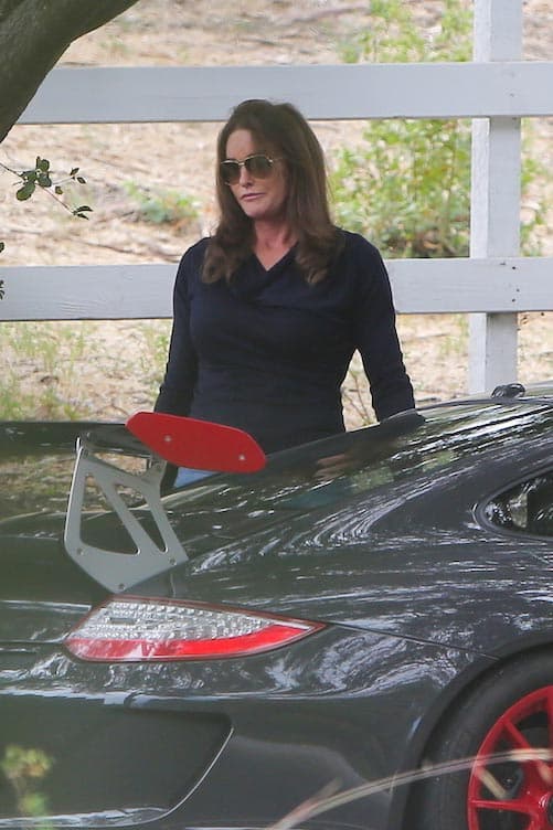 Caitlyn se detuvo a fumar un cigarrillo pero no le agradó la atención del fotógrafo.