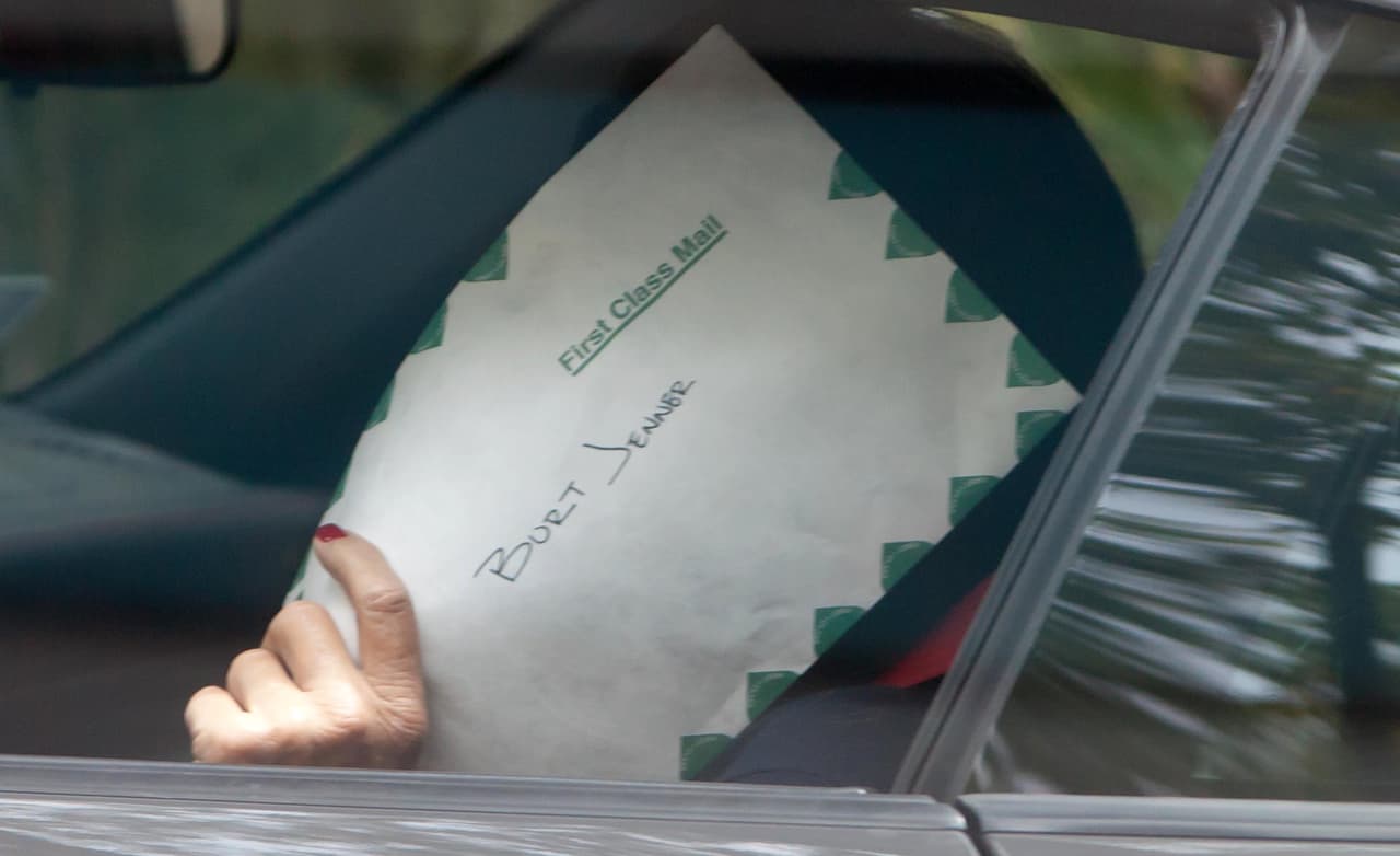 Y se tapó el rostro con un pedazo de correspondencia.