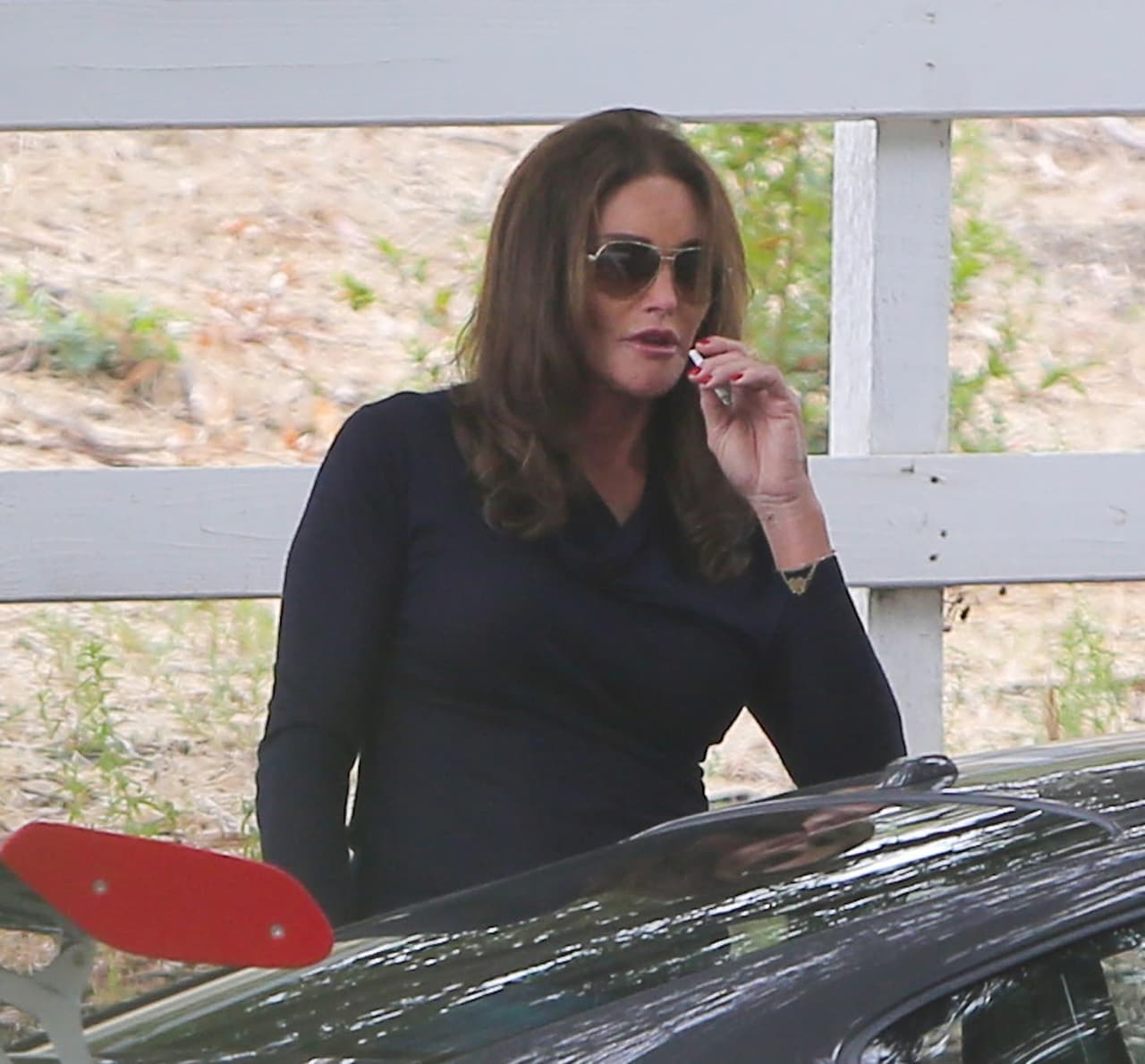 Caitlyn sacó sus cigarrillos y se puso a fumar.