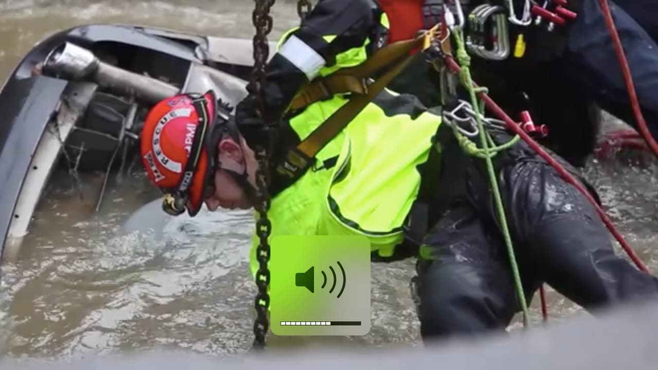 Los agentes de rescate permanecieron por horas en la cuadra 8400 de la calle Quintana para sacar los vehículos que cayeron al hueco.