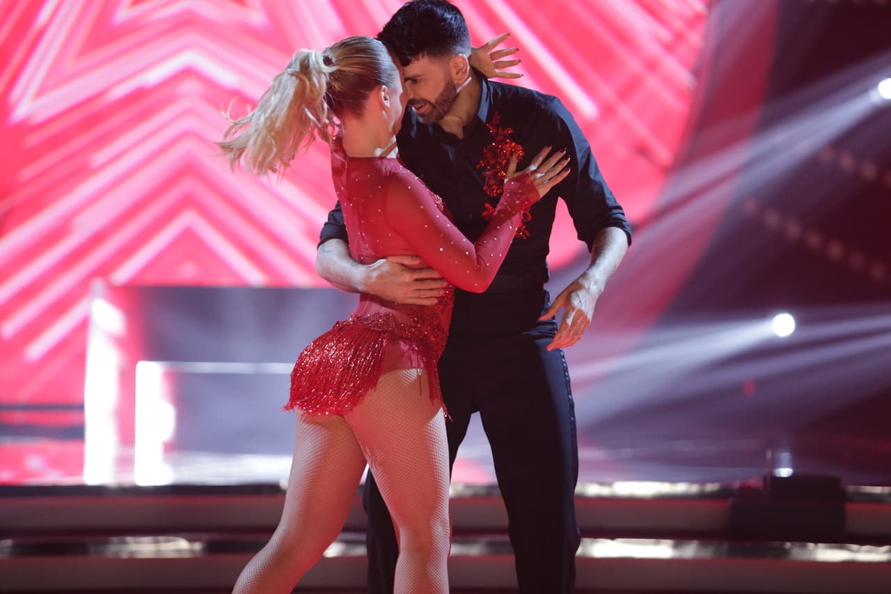 Jomari se desenvolvió sobre el escenario con mucha fluidez y recibió críticas positivas por parte de los jueces. "Desde Miguel Bosé no había visto a alguien que moviera una falda con tando duende, con tanto requiebre, felicidades Jomari", le dijo 'Poty'.