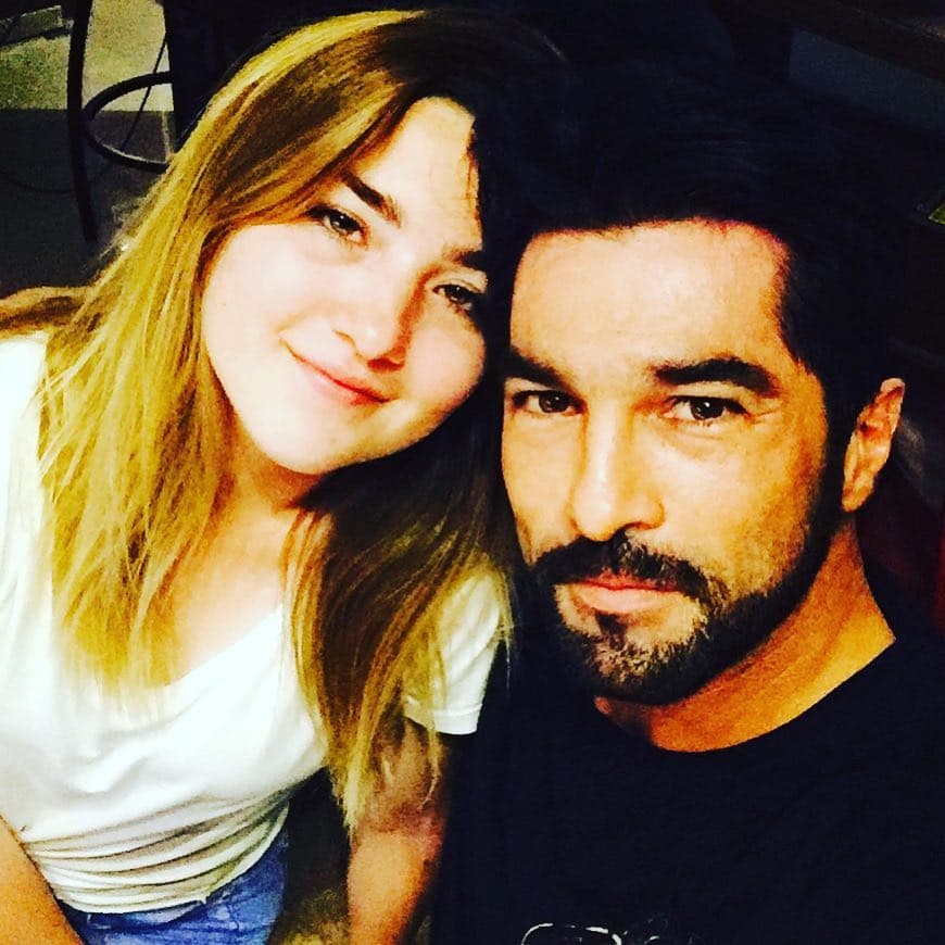 Su padre, Arturo Carmona, también le ha brindado todo su apoyo, aunque él se enteró de lo sucedido el día que Melenie lo compartió en redes sociales.
<br>