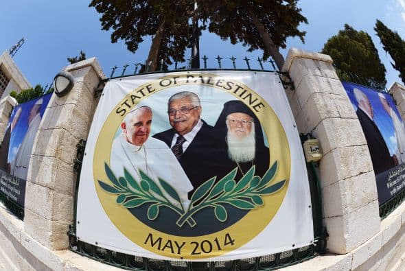 Una pancarta con los rostros del Papa Francisco, Bartolomé I patriarca ecuménico de Constantinopla, y el presidente palestino Mahmud Abbas.
