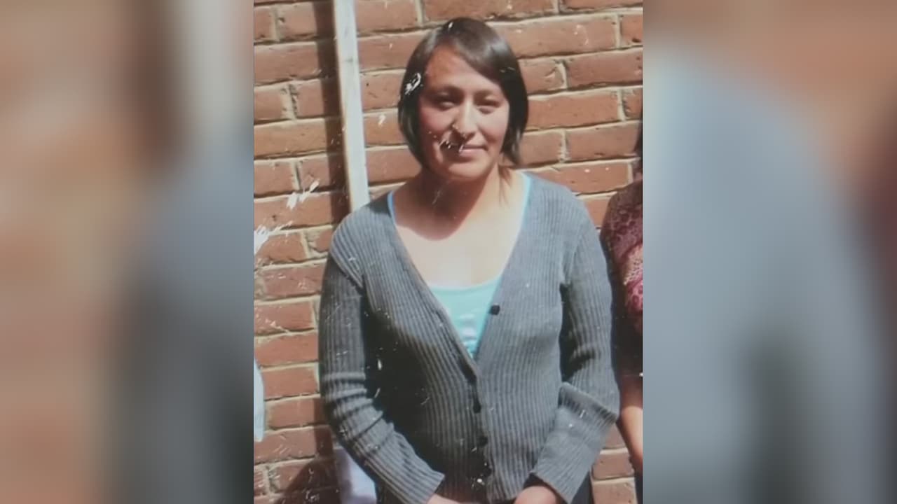 <b>Estuvo desaparecida por años y sus restos acabaron siendo encontrados en el patio de su propia casa</b>
<br>
<br>De María Guadalupe Peralta no se conocía nada desde hace 6 años luego de que sus familiares en Ciudad de México denunciaran su misteriosa desaparición. Sin embargo, todo cambió cuando los investigadores decidieron cavar en el suelo de la casa donde vivía la mujer, llevándose la sorpresa de que allí reposaban sus restos. El principal sospechoso de este crimen sigue siendo la expareja de la víctima, quien se encuentra en paradero desconocido.