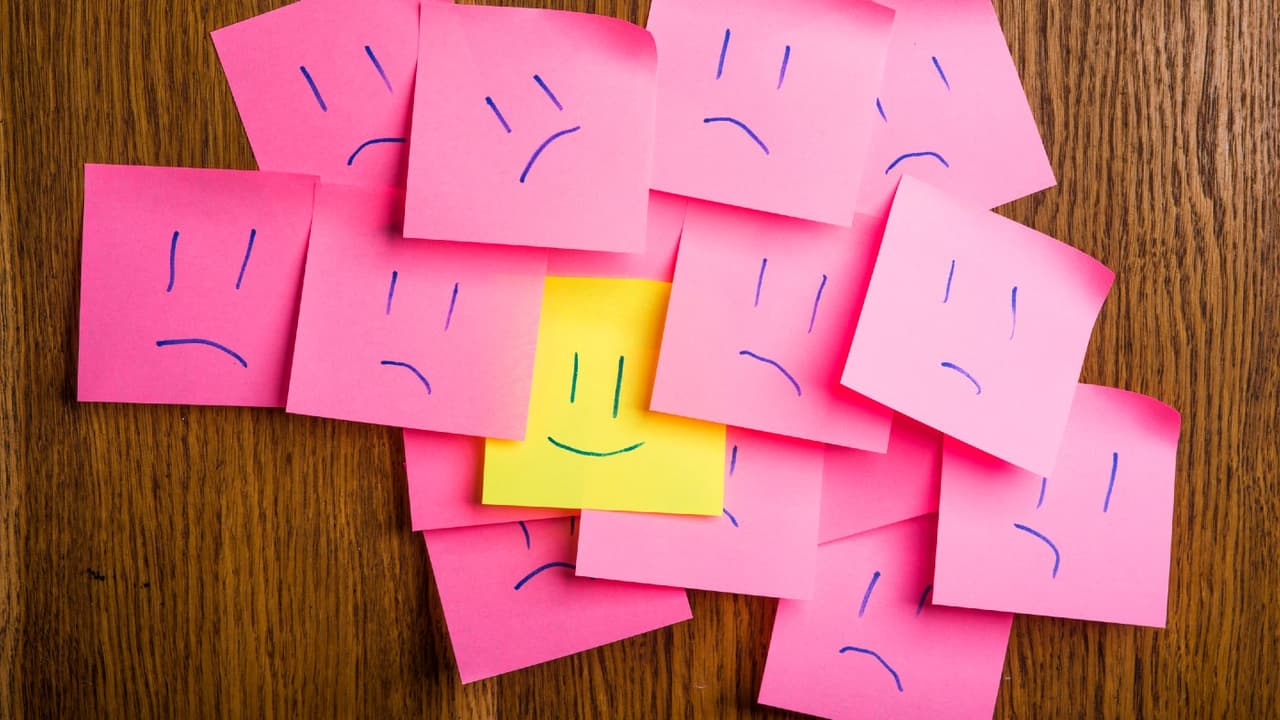 Post-it com rostinho feliz se destaca entre os outros