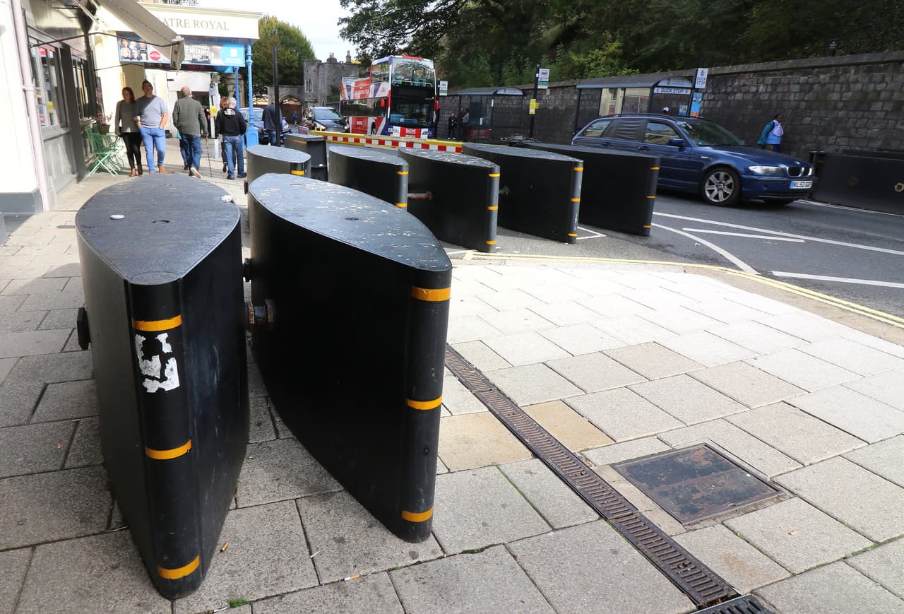 Y en las vías aledañas al castillo de Windsor, comenzaron las labores para que todo fluya sin mayores contratiempos en este pueblo, localizado en el condado de Berkshire, 
<b><a href="https://www.google.com/maps/dir/Windsor+Castle,+Windsor+SL4+1NJ,+UK/Buckingham+Palace,+Westminster,+London+SW1A+1AA,+UK/@51.5186823,-0.6625499,10z/data=!3m1!4b1!4m14!4m13!1m5!1m1!1s0x4876113b36b5e89b:0xce2f4846c5f7e1e5!2m2!1d-0.6044027!2d51.483894!1m5!1m1!1s0x48760520cd5b5eb5:0xa26abf514d902a7!2m2!1d-0.14189!2d51.501364!3e0">a unas 25 millas del londinense palacio de Buckingham</a></b>.