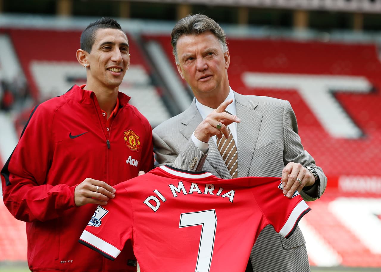 Tras dejar al Real Madrid, Ángel Di María llegó a Old Trafford y recibió la histórica camiseta. Deafortunadamente, por problemas extracancha no pudo dar lo mejor de sí mismo y terminó emigrando del club a la primera de cambio.