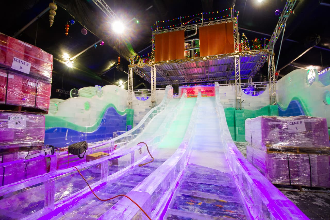 La exhibición incluye un enorme deslizador.