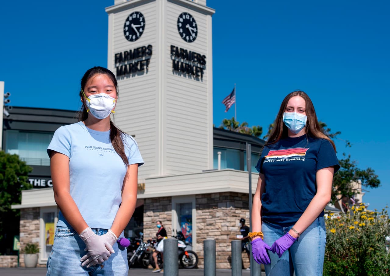 Mira, junto con un grupo de adolescentes en el área de Los Ángeles, se unió a la iniciativa nacida en Santa Bárbara, 
<a href="https://www.univision.com/temas/california">California</a>, durante la pandemia de covid-19, la cual busca hacer compras de alimentos para personas mayores y así aprenden algunas lecciones de vida en el camino.