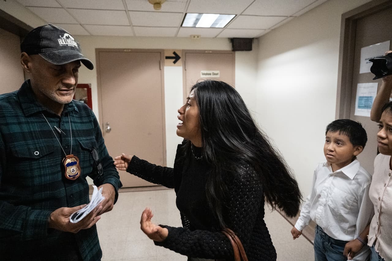 Una inmigrante ecuatoriana fue empujada y azotada contra el piso, frente a sus hijos, a manos de un agente de ICE, afuera de una Corte de Inmigración, en Nueva York.
<br>
<br>Los hechos que ocurrieron la tarde del jueves 25 de septiembre en el 26 de Federal Plaza quedaron captados en videos que se viralizaron de inmediato en redes sociales.