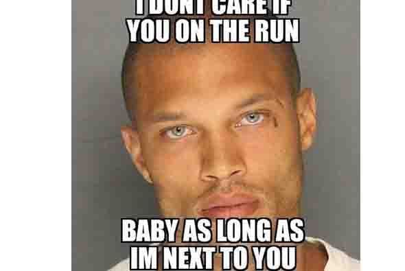 "No me importa si estás corriendo rápido, mientras vaya al lado tuyo", dice este otro meme.
