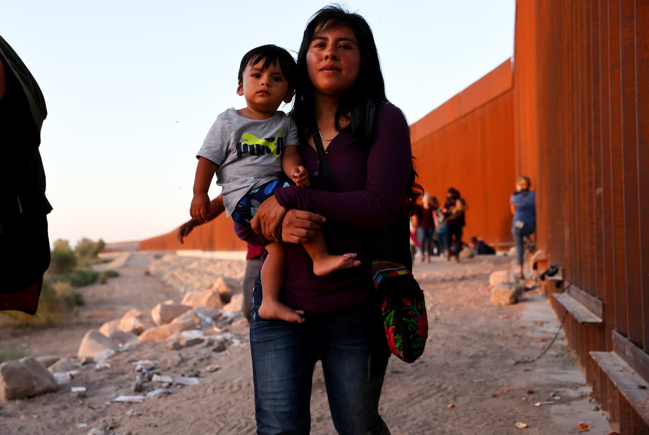 Traficantes de drogas y de personas sacan provecho a la falta de agentes migratorios en Yuma