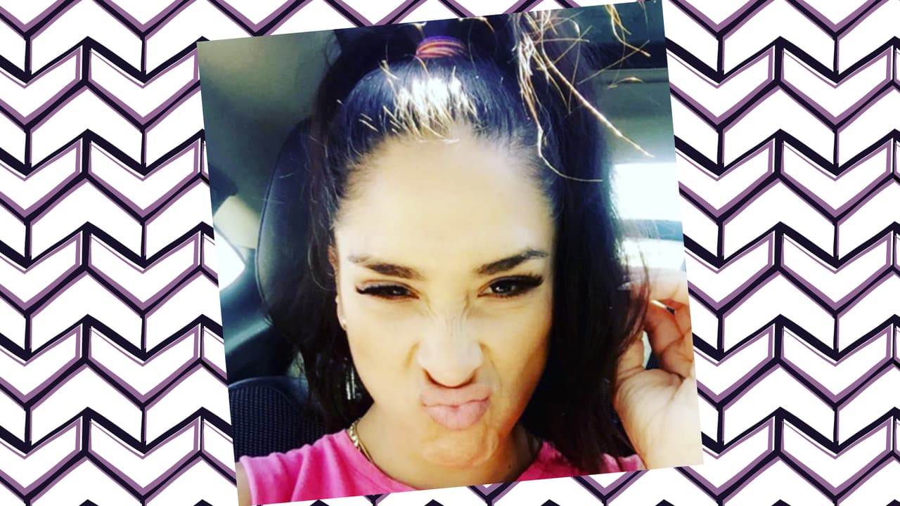 Jazmín y Adrianne parecen hermanas. Las dos cantan, bailan y aman los selfies. No dejes que las raíces mexicanas fool you. Jazmín también tiene sabrosura, muy al estilo de las raíces cubanas de Adrianne. Y guess what? Las dos han participado en shows de Univision: Jazmín lo hizo con Latinas VIP y Adrianne fue una de las invitadas en la segunda temporada de Mira Quién Baila.