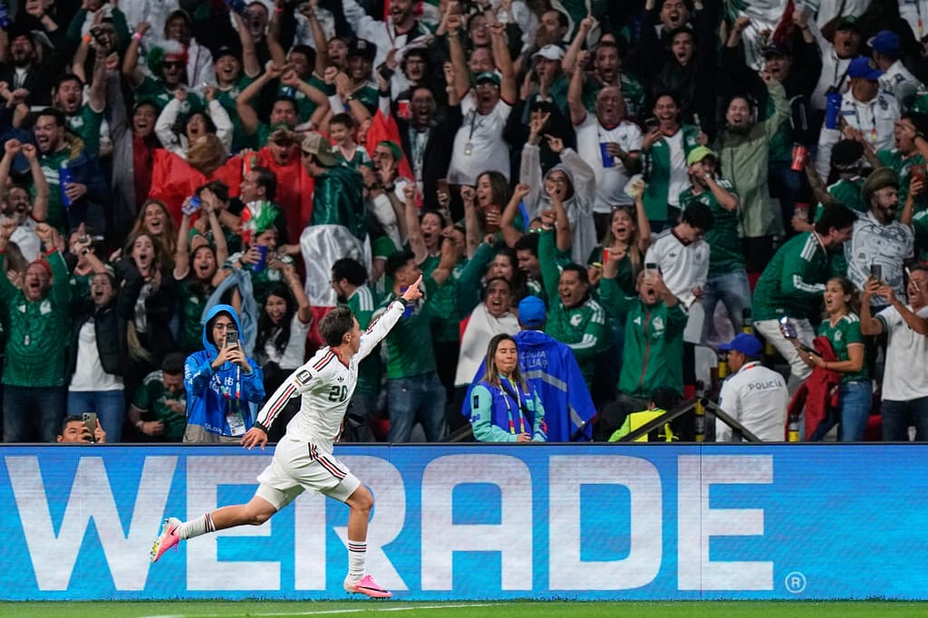 El mexicano Mateo Chávez celebra tras marcar el primer gol de México