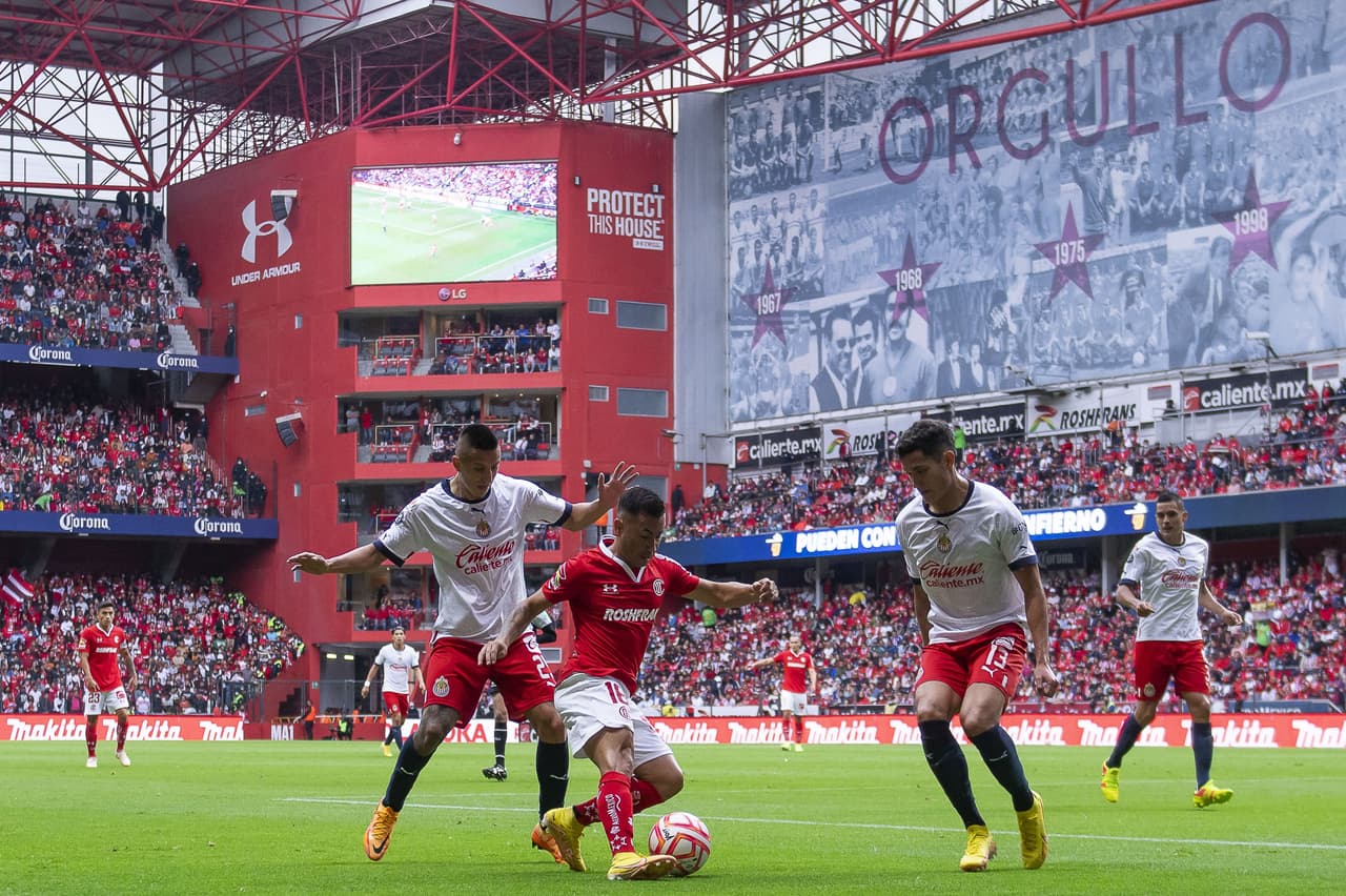 Toluca y las Chivas dividen puntos en un partido con emociones y polémica arbitral.