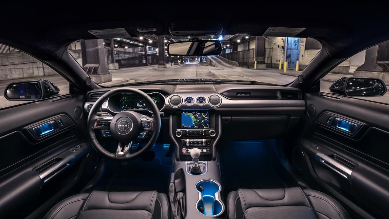 Ford Mustang Bullit 2019 saldrá a la venta el próximo verano equipado con una
<b> versión mejorada del V8 'Coyote' de 5.0-litros</b> del Mustang GT que produce 475 caballos de fuerza y 420 lb.-pie. de torque, logrando una velocidad máxima de 163 mph. La única transmisión disponible es manual de 6 velocidades con un palanca de cambios que culmina en una bola blanca similar al del modelo de 1968. El vehículo está equipado con el paquete de performance y con el equipamiento Premium del Mustang GT.