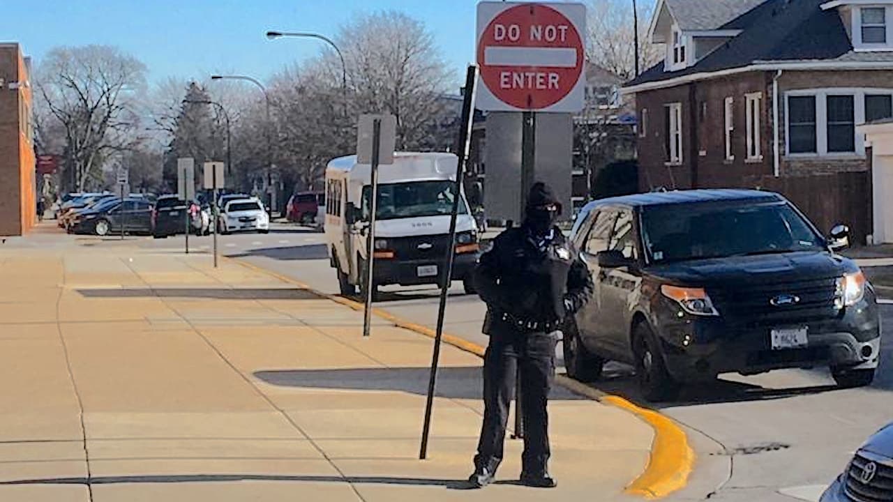 Oficiales llegaron a la escena a asistir en la situación. Un oficial de la policía de Cicero vigila la escena.