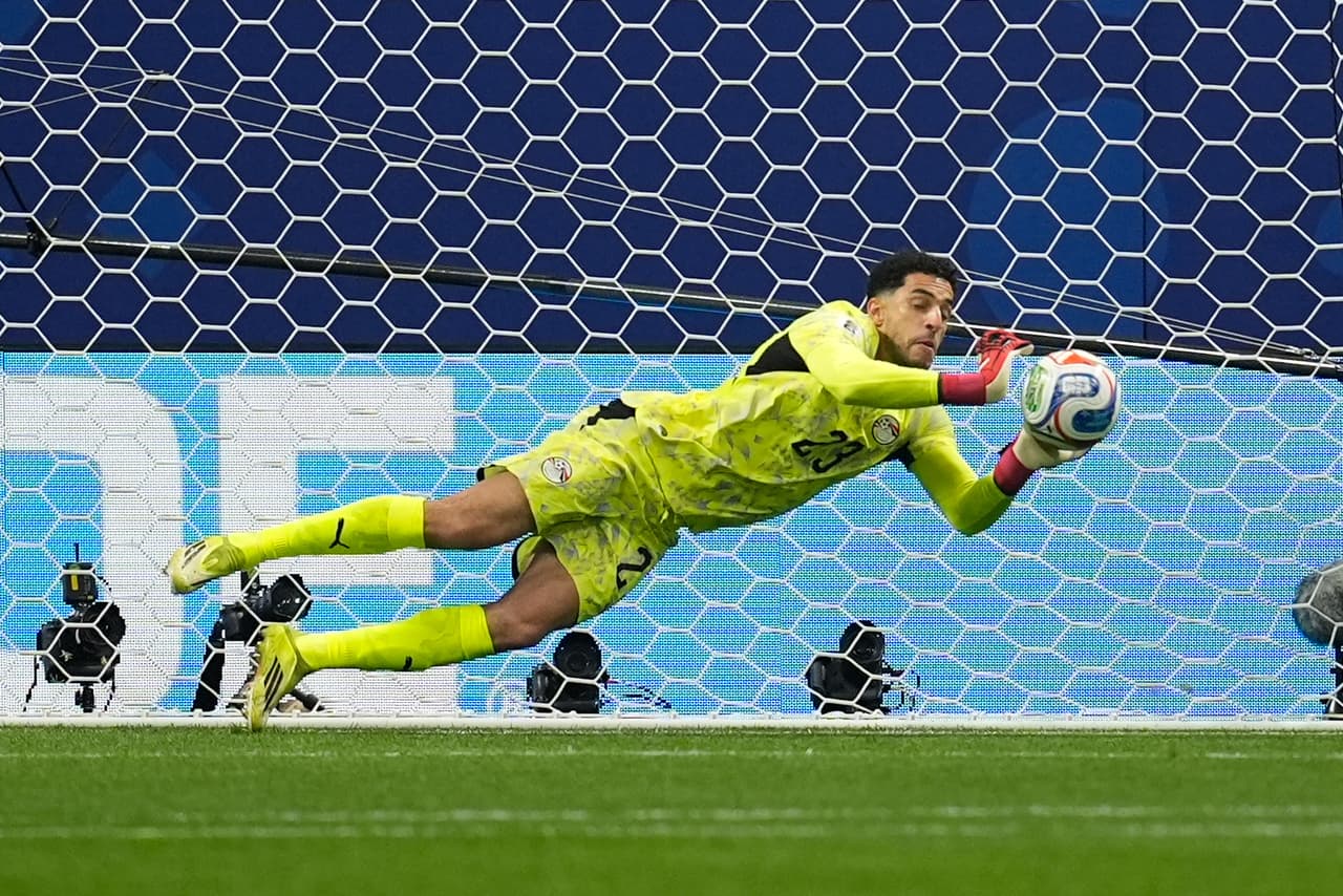 El portero egipcio Mostafa Shoubir (23) detiene el penalti de Lionel Messi de Argentina durante el partido de octavos de final del Mundial entre Argentina y Egipto en Atlanta, el martes 7 de julio de 2026. (Foto AP/Mike Stewart)