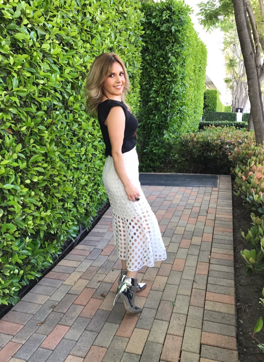 Pero otros en los que puedes divertirte con las combinaciones y usar una falda con aberturas.