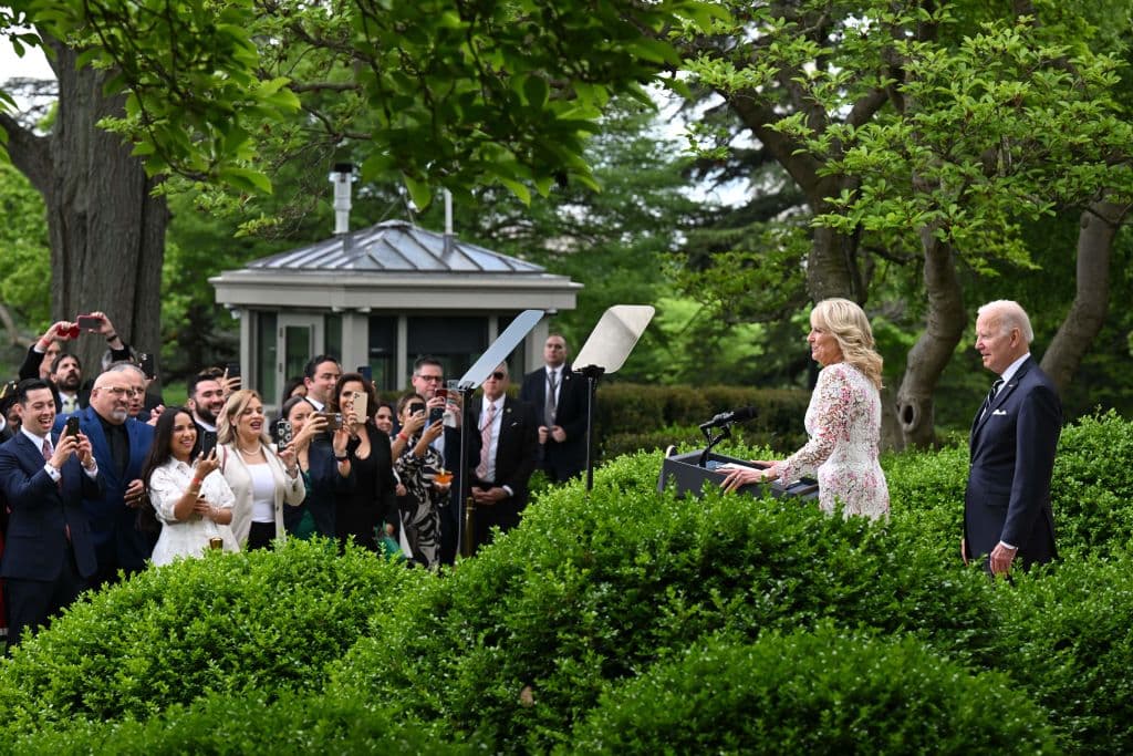 Biden y su esposa Jill organizaron una fiesta en los jardines de la Casa Blanca en la que no faltaron las empanadas, la sandía o los churros con chocolate.