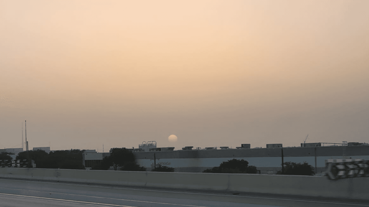Desde la I-30 en Arlington, el sol incluso llegó a parecerse a una luna durante un eclipse.
<br>
<br>📍 Arlington, Texas