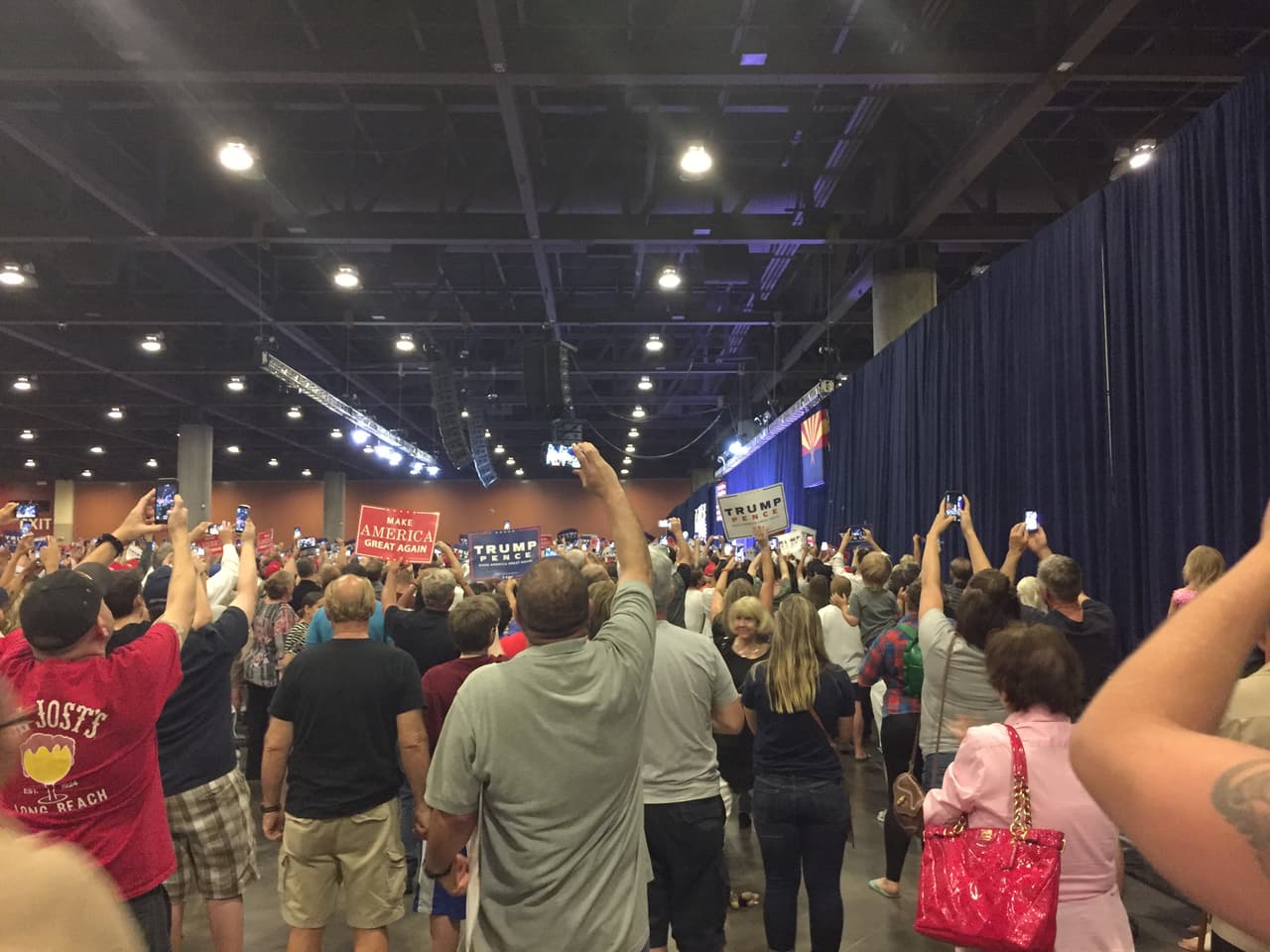 Los asistentes al evento de Donald Trump no querian perder detalle de la visita guardando en sus celulares fotos y videos del magnate republicano.