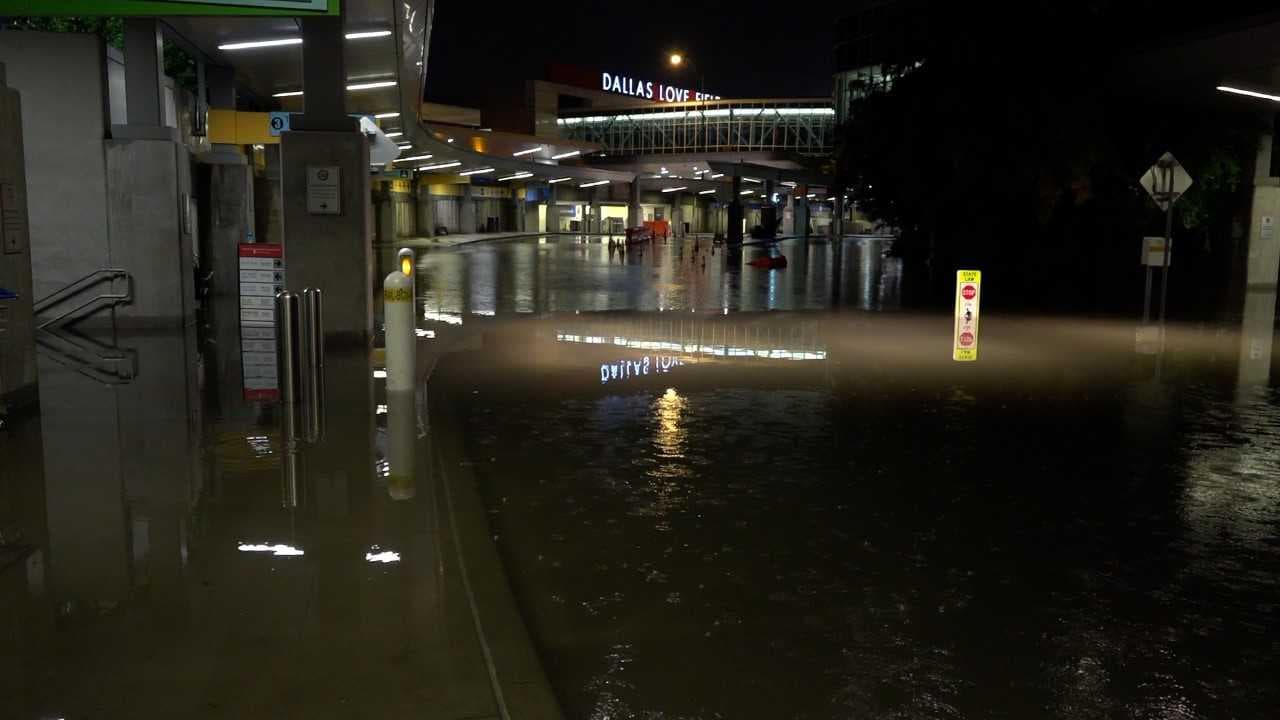 El agua se acumuló en grandes cantidades por algunas zonas del aeropuerto.