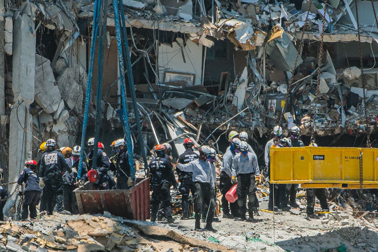 “Hubo gente gritando y rezando”: familiares de desaparecidos visitan la zona del derrumbe en Surfside