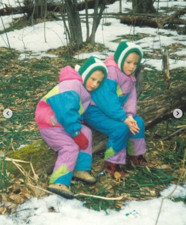 En su escrito, Irina Baeva compartió que su hermana "se adelantó" al nacer un año antes que ella "y solo por eso no eran 'twins' (gemelas)": "Pero casi", puntualizó.
<br>