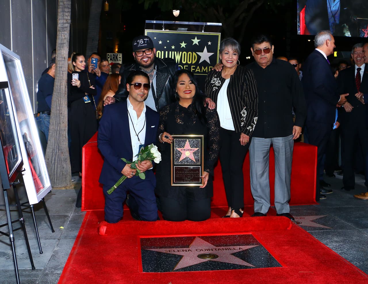 Quintanilla argumentó ante la corte que el viudo de su hija les cedió todos los derechos de la cantante. Pérez se defendió y dijo 
<b><a href="https://www.univision.com/entretenimiento/juez-se-niega-a-desechar-la-demanda-en-contra-del-viudo-de-selena-quintanilla" target="_blank">que lo había hecho bajo coacción</a></b>. Ahora, el papá de la intérprete es quien controla el nombre, voz, fotografías e imagen de la artista. 
<br>