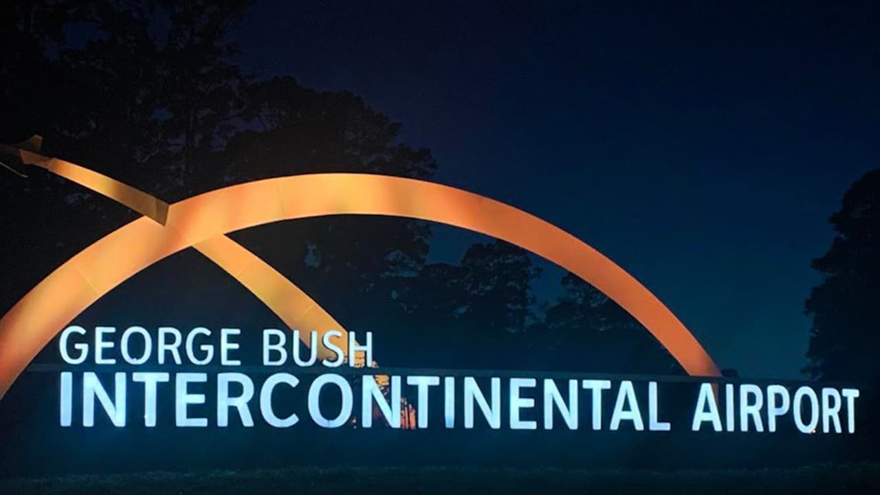 El Aeropuerto Intercontinental George Bush de Houston publicó esta foto en redes sociales para unirse a la nación en memoria de los miles que perdieron la vida a causa del coronavirus.