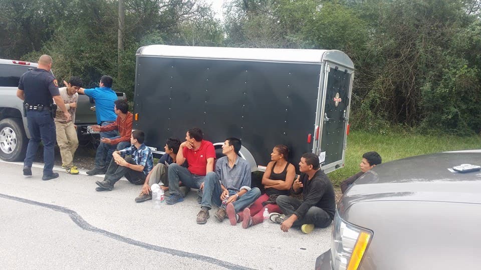 Detienen indocumentados que viajaban en remolque