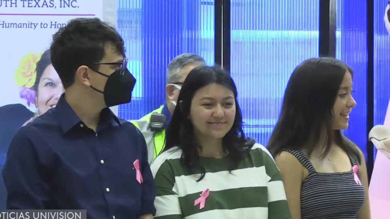 Exposición temporal de arte sobre la prevención del cáncer de mama en el aeropuerto de San Antonio