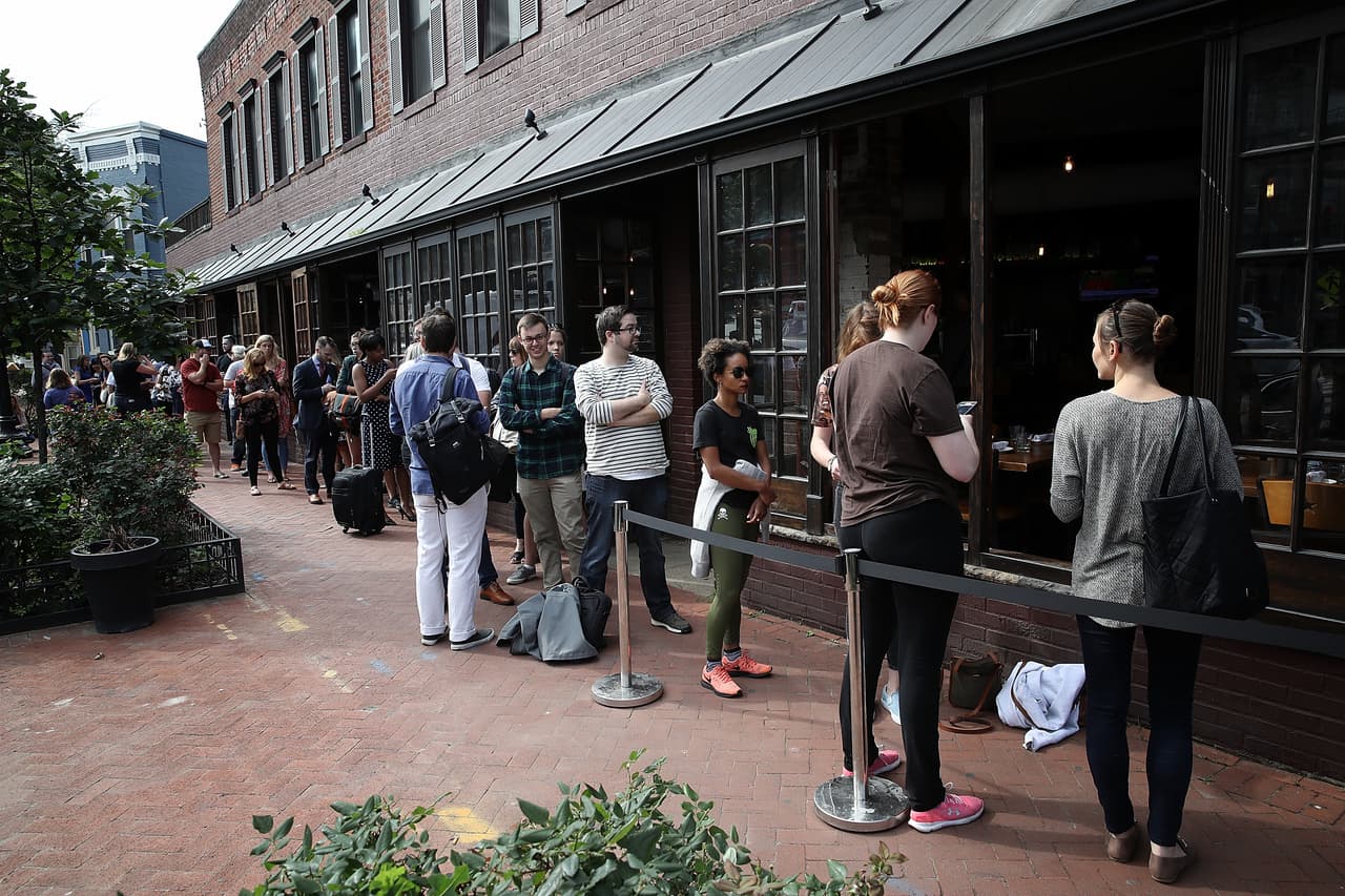 Como si se tratara de una final de fútbol, muchos bares de Washington DC prepararon televisores y pantallas para que la gente siga la declaración de James Comey ante el comité de Inteligencia del Senado.