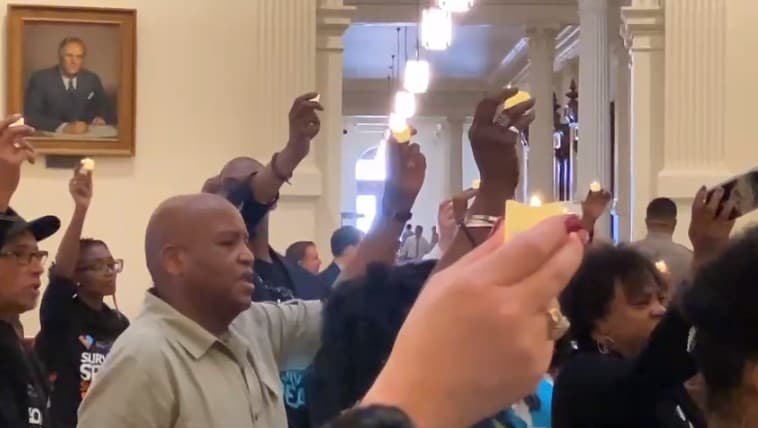 Según el Departamento de Seguridad Pública (DPS), 
<b>para el 2020 en Texas se reportaron 782,974 delitos</b>: 13,327 casos de violación sexual, 1,927 casos de homicidio y 88,030 casos de asaltos agravados.