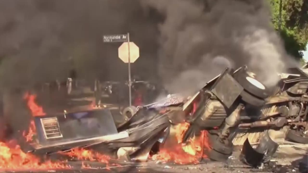 Camión de helados termina en llamas tras accidente y cobra la vida de dos personas en Los Ángeles