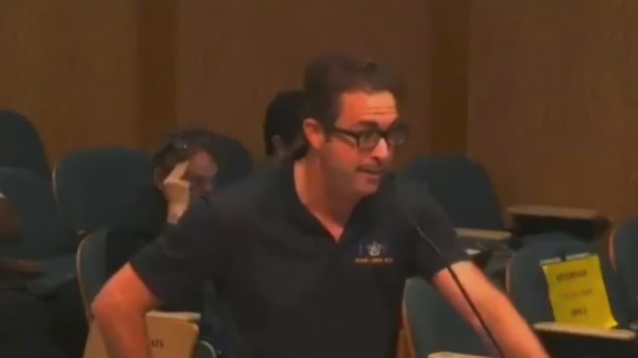 Suspenden a capitán hispano de la policía de Miami que dijo que él es un hombre negro