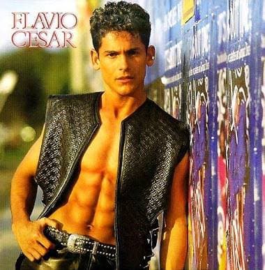 'Luna' fue otra canción exitosa del cantante que se desprendió del disco 'Mediterráneo', tal vez este fue el último 'hit' de 
<b>Flavio César</b>, pues su fugaz carrera se iba apagando poco a poco. Lanzó un cuarto disco en el año 2001, pero este no tuvo ningún impacto en el medio artístico, pues ya se había retirado de las telenovelas y de la música desde 5 años atrás.